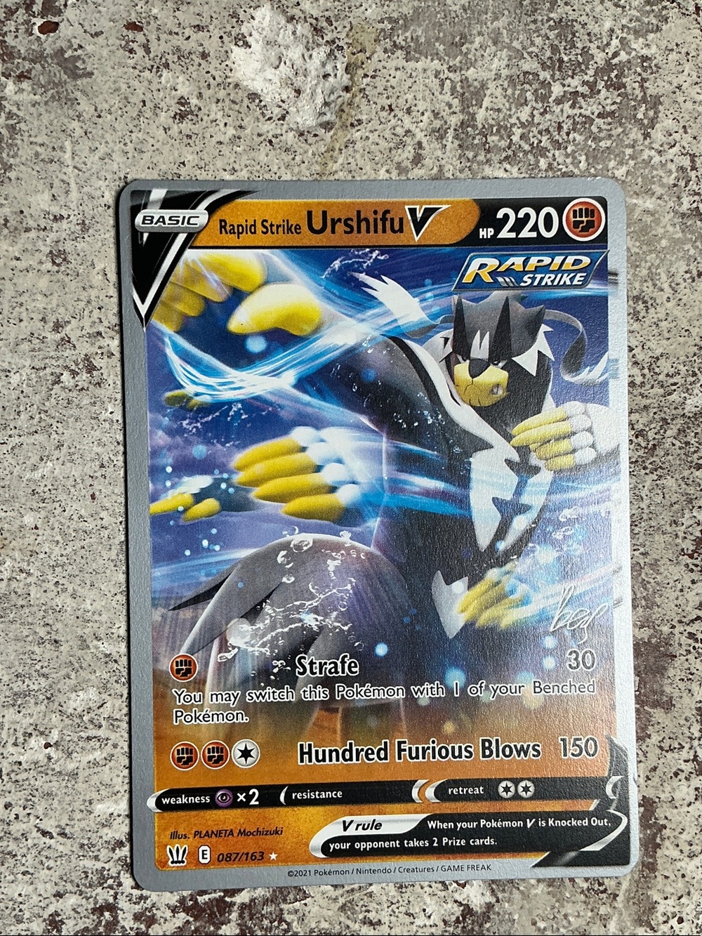 Rapid Strike Urshifu V Pokémon Card - Blue & Yellow